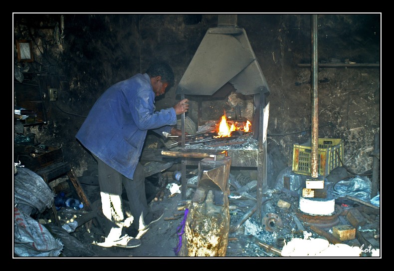 164 Douz, artisant forgeron dans son atelier